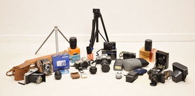 Lot 82 - Various photographic equipment