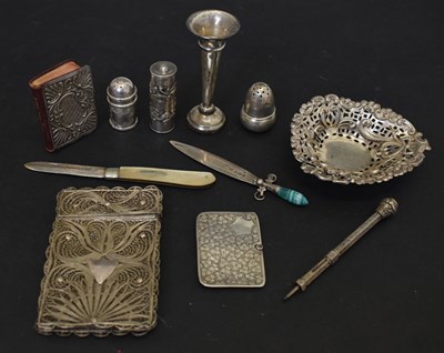 Lot 286 - Assorted small items of silver