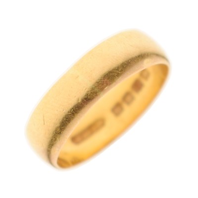 Lot 122 - 22ct gold wedding band