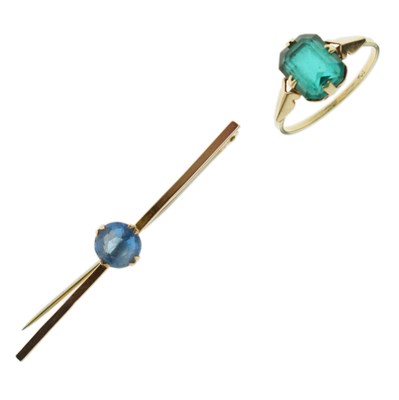 Lot 168 - Bar brooch set blue paste stone, the bar stamped '9ct'