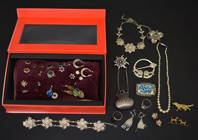 Lot 157 - Small collection of costume jewellery