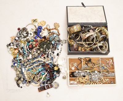 Lot 166 - Large quantity of costume jewellery