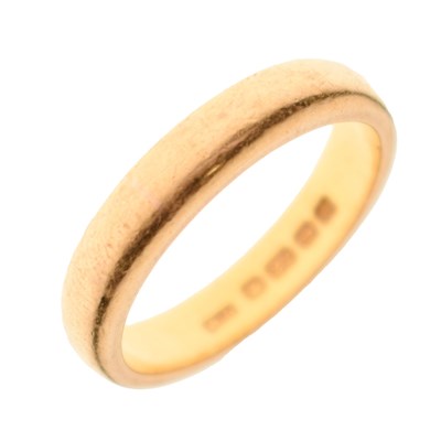 Lot 125 - 22ct gold wedding band