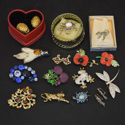 Lot 128 - Assorted animal-themed, floral, and other costume brooches