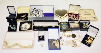 Lot 100 - Assorted costume jewellery to include Trifari, Michaela Frey, Ciro and Swarovski