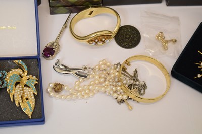Lot 100 - Assorted costume jewellery to include Trifari, Michaela Frey, Ciro and Swarovski