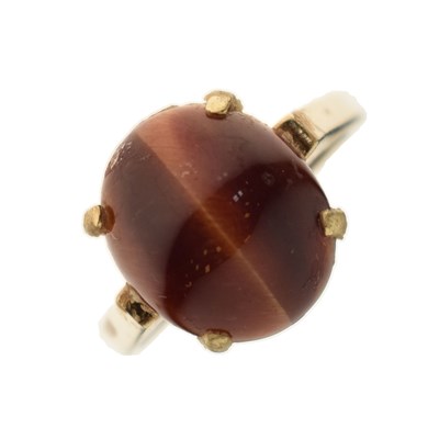 Lot 17 - Modernist cat's eye agate-type single stone ring, stamped '14K'