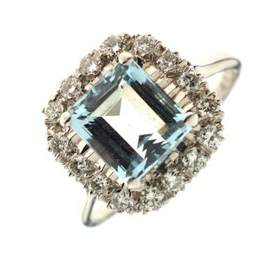 Lot 22 - Aquamarine and diamond 18ct white gold cluster ring