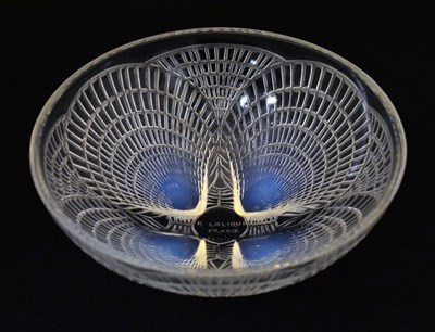 Lot 261 - René Lalique (1860-1945) – 'Coquilles' clear and opalescent glass coupe