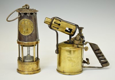 Lot 289 - The Protector Lamp and Lighting Co. Ltd. Type SL miner's safety lamp