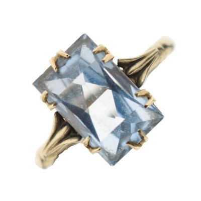 Lot 18 - Synthetic blue spinel dress ring