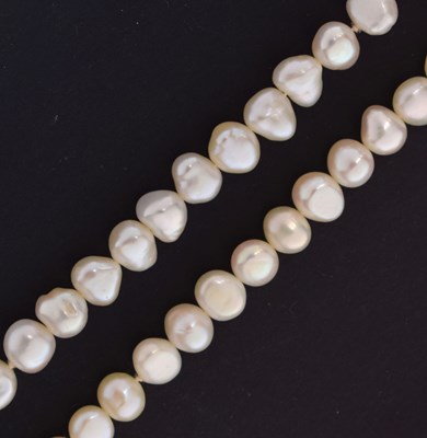 Lot 64 - String of natural freshwater pearls