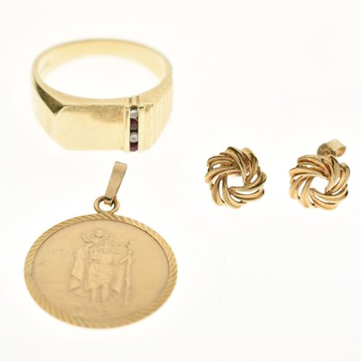 Lot 94 - Three items of gold jewellery