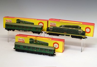 Lot 252 - Hornby Dublo - 00 gauge 'Crepello' Deltic Diesel-Electric Locomotive and coaches