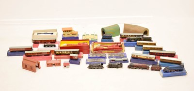 Lot 433 - Hornby Dublo - Mixed group of 00 gauge railway trainset items