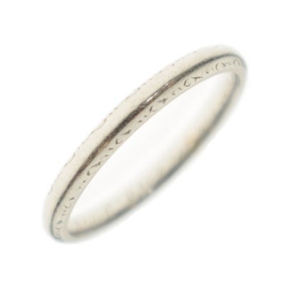 Lot 34 - Platinum wedding band