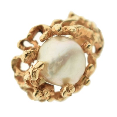 Lot 14 - Trifari - Yellow metal (14K) and single pearl set ring