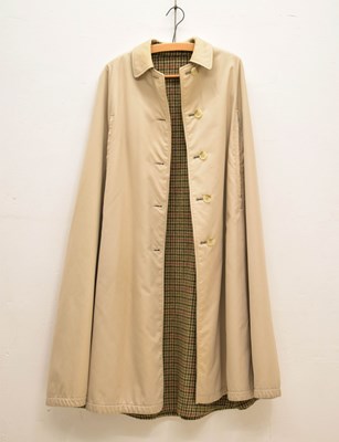 Lot 319 - Attributed to Burberry - Lady's cream cotton and tweed reversible cape