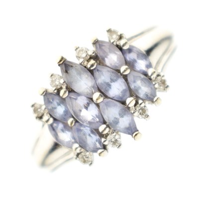 Lot 15 - 9ct white gold dress ring