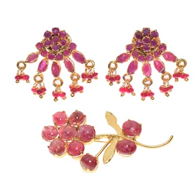 Lot 122 - Indian ruby set silver gilt flower brooch and ear studs