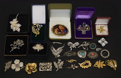 Lot 120 - Collection of brooches