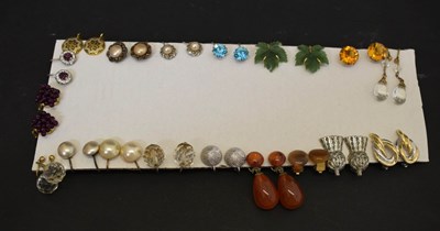 Lot 112 - Collection of pairs of vintage costume jewellery earrings