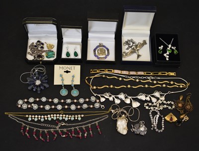 Lot 118 - Assorted silver and other costume jewellery