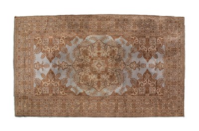 Lot 624 - Large machine-made Woodward Grosvenor carpet