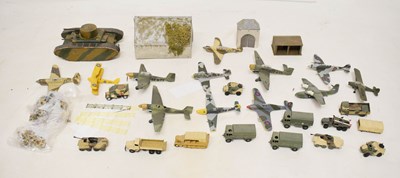 Lot 426 - Mixed group of plastic military diorama accessories