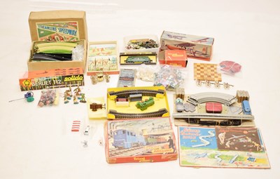 Lot 425 - Mixed group of vintage toys