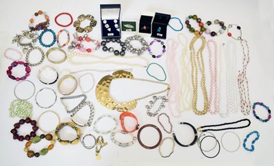 Lot 104 - Quantity of costume jewellery