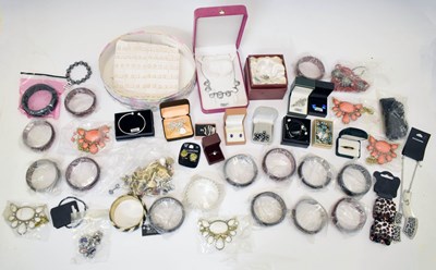 Lot 106 - Quantity of costume jewellery