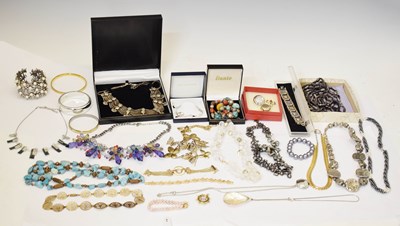 Lot 107 - Quantity of costume jewellery