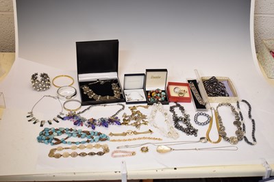 Lot 107 - Quantity of costume jewellery