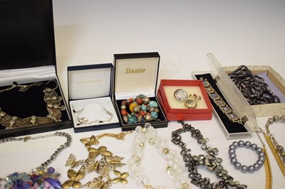 Lot 107 - Quantity of costume jewellery