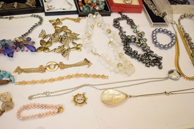 Lot 107 - Quantity of costume jewellery