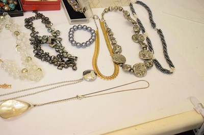 Lot 107 - Quantity of costume jewellery