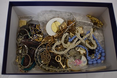 Lot 107 - Quantity of costume jewellery