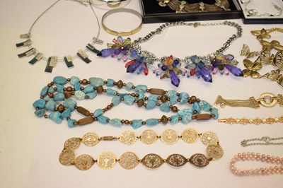 Lot 107 - Quantity of costume jewellery