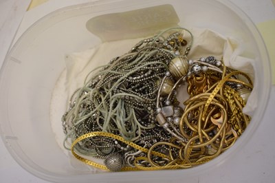 Lot 107 - Quantity of costume jewellery