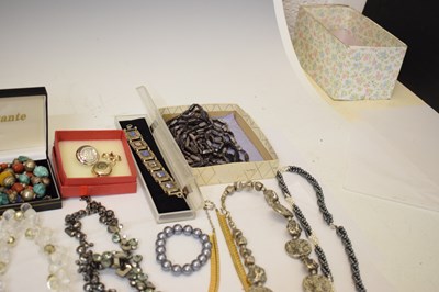 Lot 107 - Quantity of costume jewellery