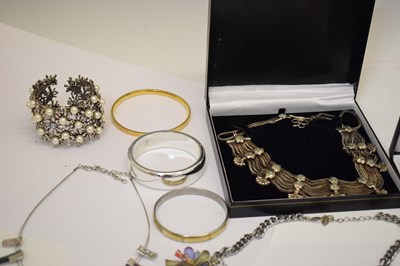 Lot 107 - Quantity of costume jewellery