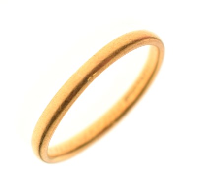 Lot 35 - 22ct gold wedding band