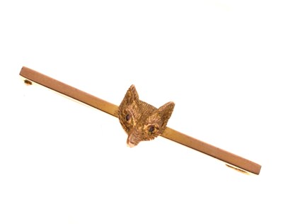 Lot 49 - 9ct gold fox head bar brooch