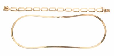 Lot 77 - 9ct gold flat herringbone link necklace