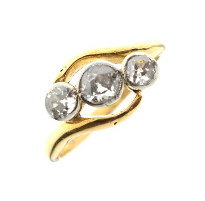 Lot 16 - Three-stone diamond crossover ring