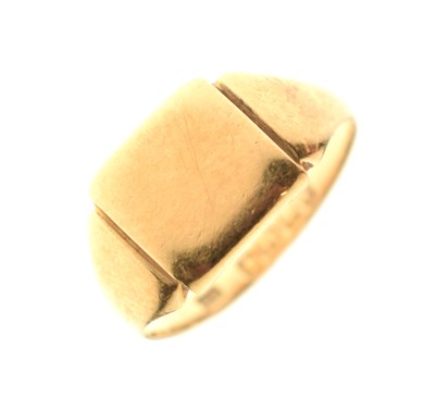 Lot 73 - Gentleman's small square 18ct gold signet ring