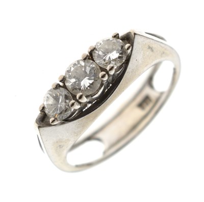 Lot 15 - Modernist diamond three-stone 14ct white gold ring