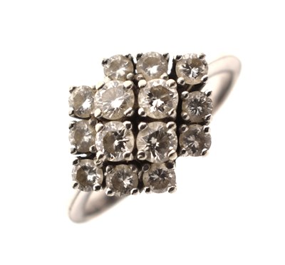 Lot 7 - Diamond cluster ring