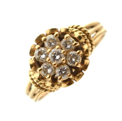 Lot 8 - Diamond cluster ring